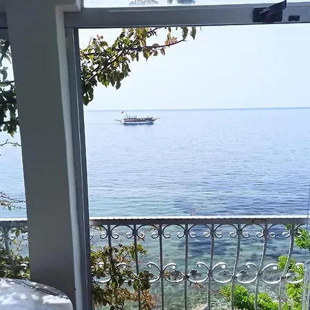 Tatil Evi Amazing House With Balcony And Mesmerizing View Right Next To The Sea In Kusadasi