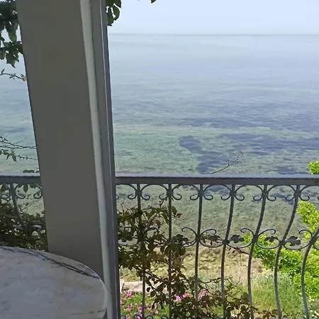 Amazing House With Balcony And Mesmerizing View Right Next To The Sea In Kusadasi * Aydın