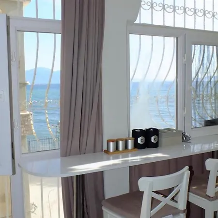Holiday home Amazing House With Balcony And Mesmerizing View Right Next To The Sea In Kusadasi Aydin